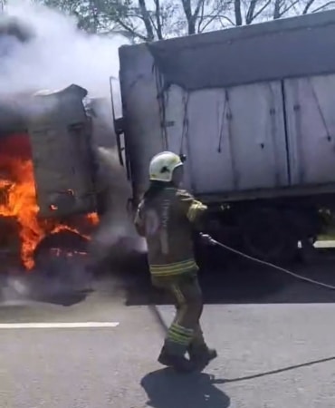 Seyir halindeki tır alev alev yandı