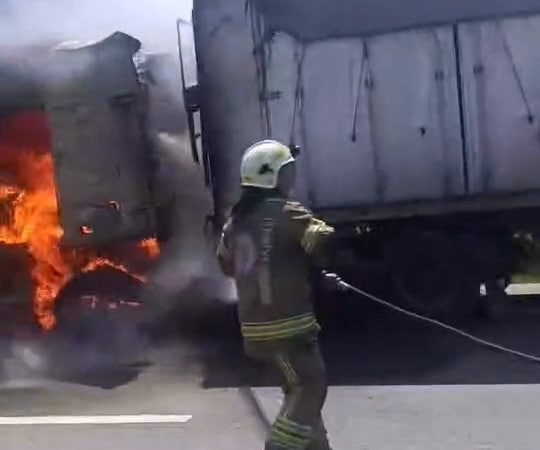 Seyir halindeki tır alev alev yandı