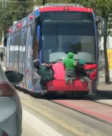 Tramvayın arkasına tutunan çocuklar yürekleri ağza getirdi