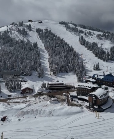 Uludağ’da sezon uzadı nisan ayıyla 2 metre kar var