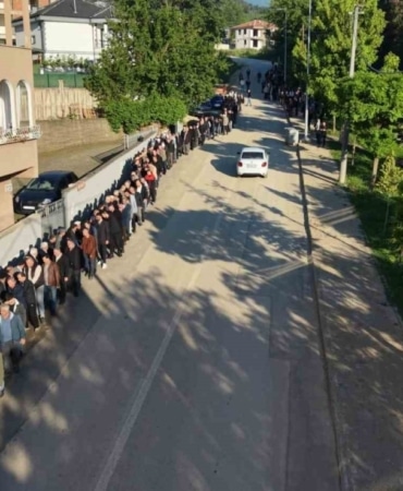 60 yıldır süren gelenek: Bayramlaşmada 1 kilometrelik kuyruk oluştu