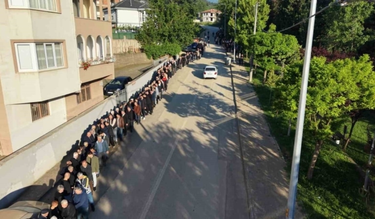 60 yıldır süren gelenek: Bayramlaşmada 1 kilometrelik kuyruk oluştu