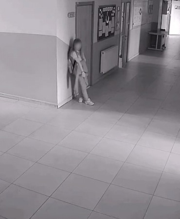 Asansör bozulunca engelli öğrencisini sırtında taşıdı