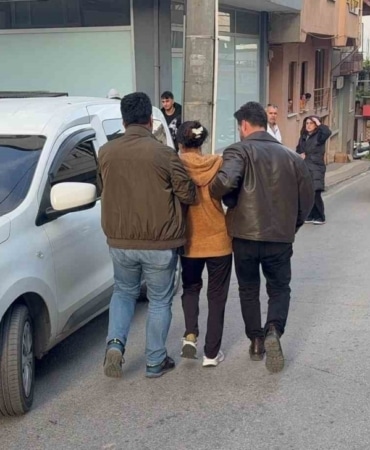 ’’Bu araç benim’’ diyerek  hırsızlık için girdiği araçtan inmeyen kadın tutuklandı