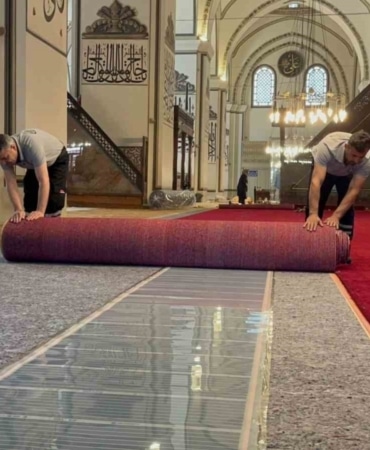 Bursa Ulucami’de halı yenileme çalışmaları başladı