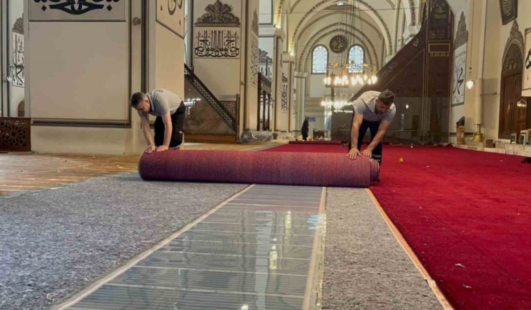 Bursa Ulucami’de halı yenileme çalışmaları başladı