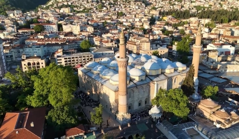 Bursa’da bayram coşkusu tarihi camilerde yaşandı