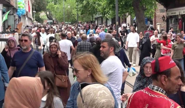 Bursa’da bayram yoğunluğu başladı: Kasapta da şekercide de hareketlilik yaşanıyor