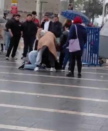 Bursa’da engelli vatandaşa meydan ortasında saldırı: Kadınlar tekme tokat darp etti