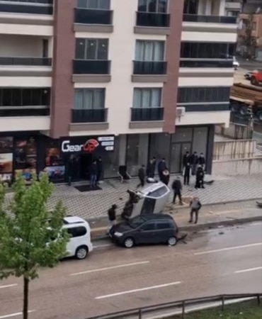 Bursa’da kontrolden çıkan otomobil takla attı