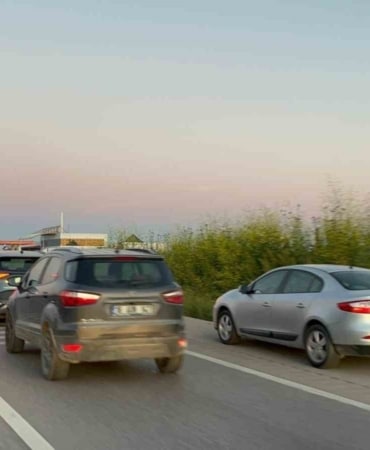 Bursa’da kurban kesim alanlarında kilometrelerce araç kuyruğu oluştu