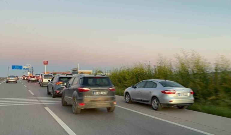 Bursa’da kurban kesim alanlarında kilometrelerce araç kuyruğu oluştu