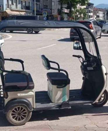 Devrilen elektrikli motosikletteki 3 kişi yaralandı