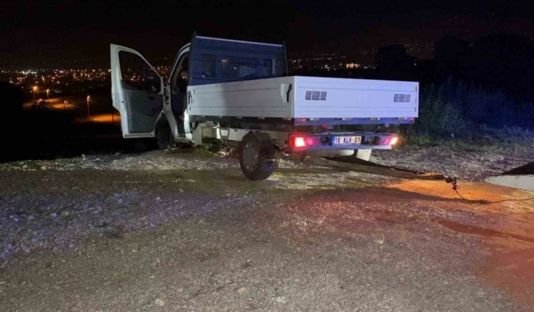 Direksiyon hakimiyetini kaybeden alkollü sürücü şarampole uçtu