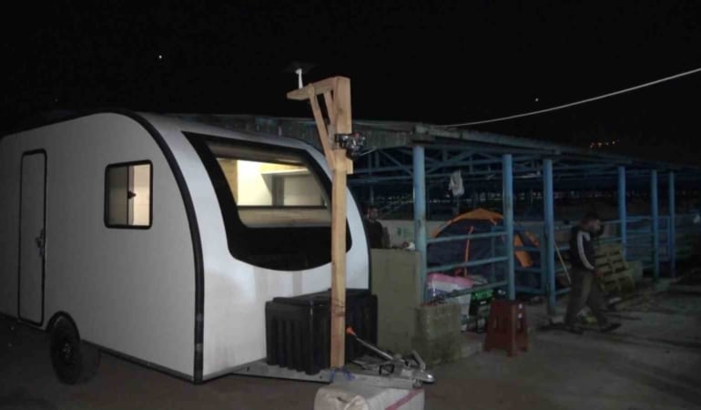 Hayvan pazarında karavan ve çadır kamping…