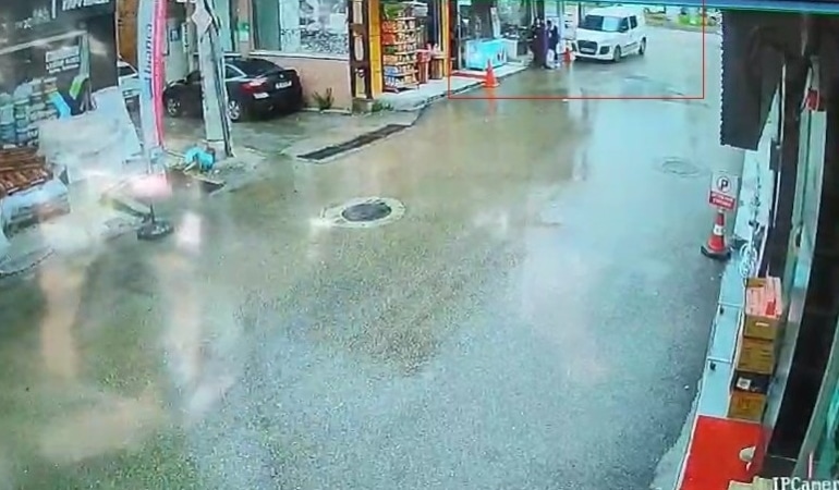 Kamyonet yayaların arasına daldı, o anlar kameraya yansıdı