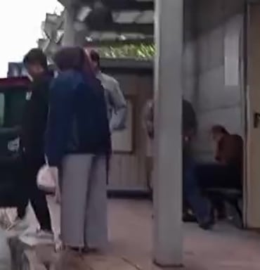 Kamyonetin altında kaldılar, yürüyerek taburcu oldular