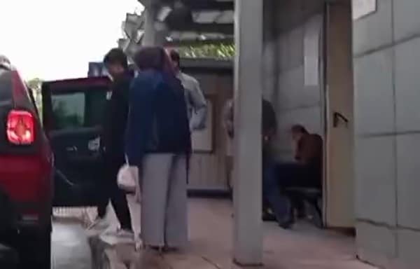 Kamyonetin altında kaldılar, yürüyerek taburcu oldular