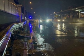 Kaza yaptı, motor yerinden çıktı: 1’i ağır 2 yaralı