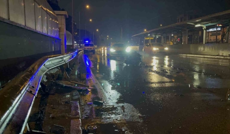 Kaza yaptı, motor yerinden çıktı: 1’i ağır 2 yaralı
