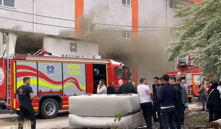 Koltuk fabrikasında korkutan yangın: 2 kişi dumandan etkilendi