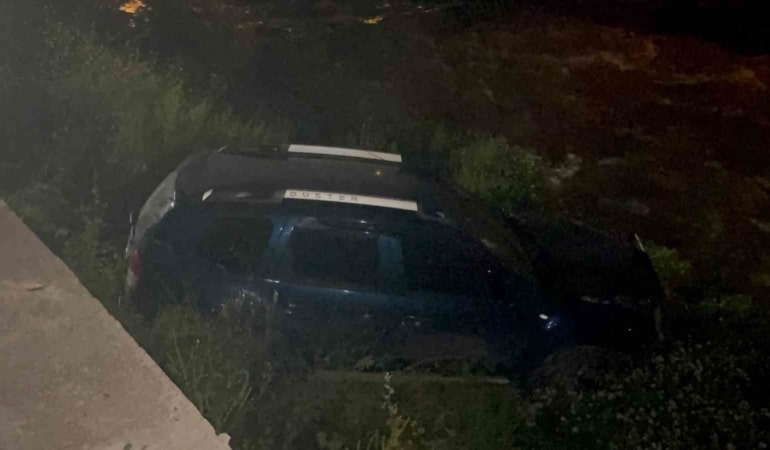 Kontrolden çıkan araç dereye uçtu, kaza sonrası sürücü kaçtı