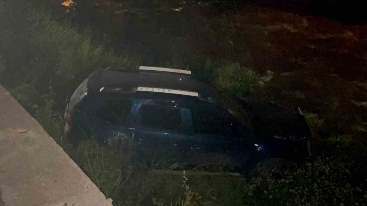 Kontrolden çıkan araç dereye uçtu, kaza sonrası sürücü kaçtı