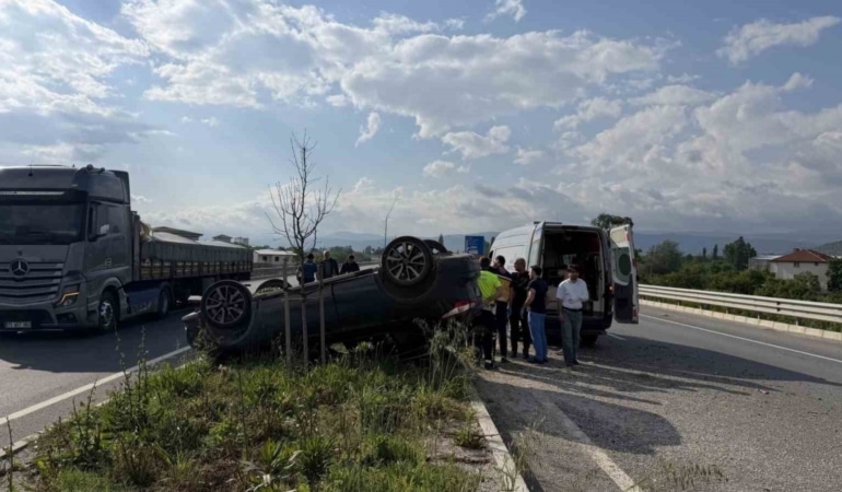 Kontrolden çıkan otomobil takla attı