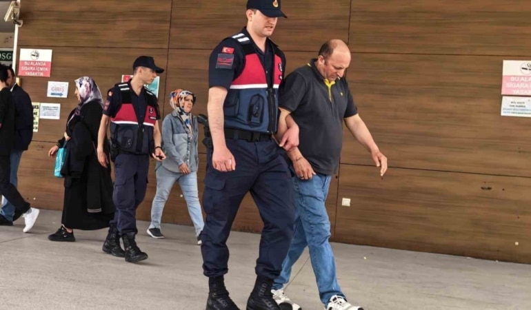 Kredi kartı çalıp harcama yapan şüpheliler yakalandı