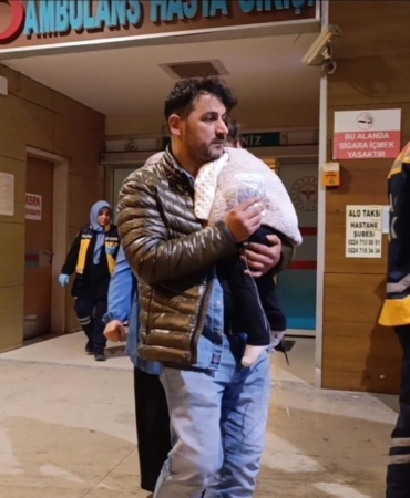 Merdivenlerden yuvarlanan 1 yaşındaki bebek yaralandı