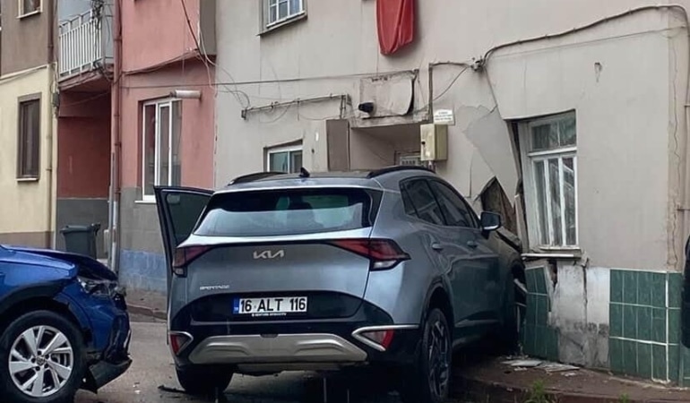 Otomobil ile çarpışan cip eve girdi
