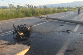 Otomobilin devirdiği elektrik direğine motosiklet çarptı: 4 yaralı