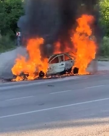Seyir halindeki araç alevlere teslim oldu