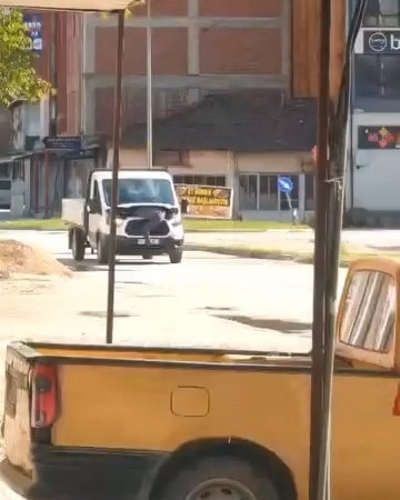 Seyir halindeki kamyonetin motorunu açıp arızayı tespit etmeye çalıştı