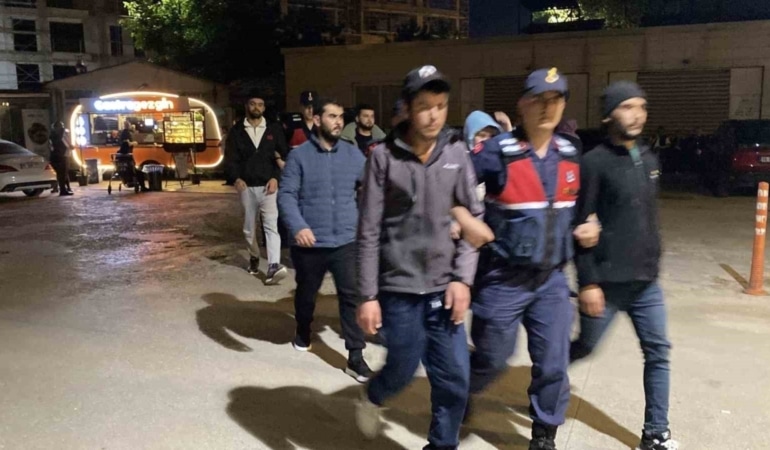 Ülkeye kaçak yollarla giren 7 şahıs yakalandı