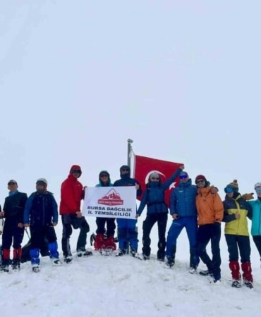 Uludağ’da mayısta kar sürprizi: 2 metre karda Türk bayrağı dalgalandı
