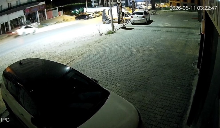 Uyuyakalan sürücü park halindeki araçlara daldı