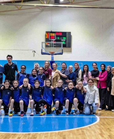 KARACABEY BELEDİYESİ TARAFINDAN 7-8-9 TEMMUZ TARİHLERİNDE KARACA PARK SPOR TESİSLERİ'NDE DÜZENLENECEK, "7'DEN 70'E SPOR FESTİVALİ", HER YAŞTAN VATANDAŞI SPORUN BİRLEŞTİRİCİ GÜCÜYLE BULUŞTURMAYA HAZIRLANIYOR. BİRBİRİNDEN ÇEŞİT SPOR ETKİNLİKLERİNİN YER ALACAĞI FESTİVAL İÇİN BAŞVURULAR 17 HAZİRAN-4 TEMMUZ TARİHLERİ ARASINDA ALINACAK. BELEDİYE BAŞKANI FATİH KARABATI, SPORUN SADECE BİR YARIŞ DEĞİL, SAĞLIKLI YAŞAMIN VE GÜÇLÜ TOPLUMUN TEMEL UNSURLARINDAN BİRİ OLDUĞUNU BELİRTEREK TÜM KARACABEYLİLERİ FESTİVALE DAVET ETTİ.