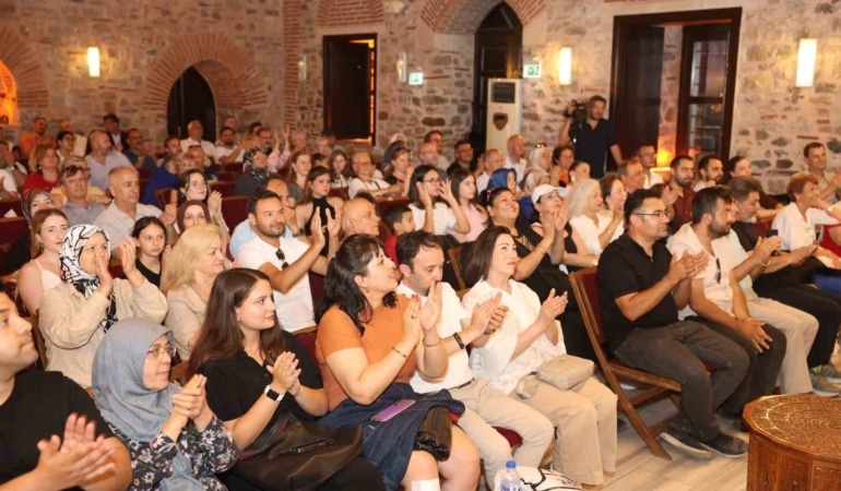 OSMANGAZİ BELEDİYESİ TÜRK SANAT MÜZİĞİ TOPLULUĞU’NUN BABALAR GÜNÜ’NE ÖZEL SEZON FİNALİ KONSERİ, DUYGU YÜKLÜ ESERLER VE SEVİLEN KLASİKLERLE BURSALI SANATSEVERLERDEN TAM NOT ALDI.