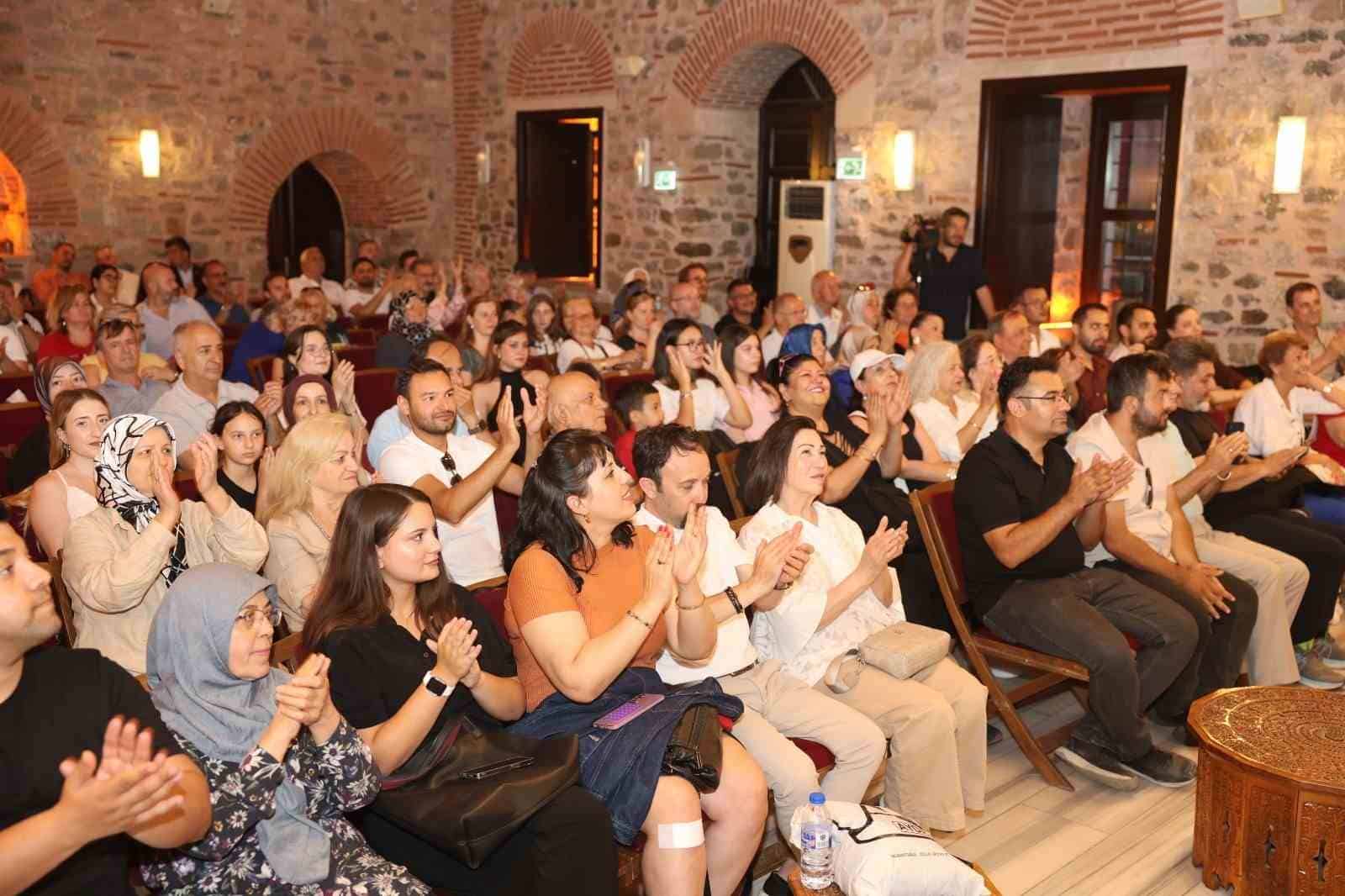 OSMANGAZİ BELEDİYESİ TÜRK SANAT MÜZİĞİ TOPLULUĞU’NUN BABALAR GÜNÜ’NE ÖZEL SEZON FİNALİ KONSERİ, DUYGU YÜKLÜ ESERLER VE SEVİLEN KLASİKLERLE BURSALI SANATSEVERLERDEN TAM NOT ALDI.