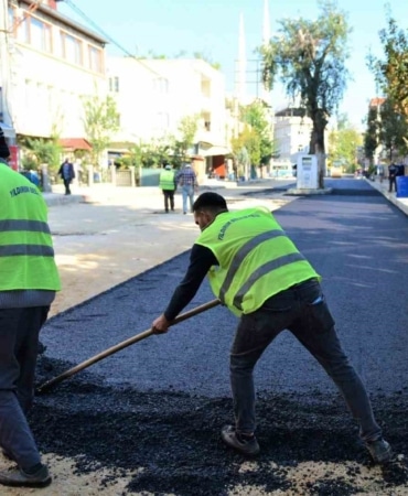 YILDIRIM BELEDİYESİ, BİR TARAFTAN BURSA’NIN EN BÜYÜK KENTSEL DÖNÜŞÜM HAMLESİNİ GERÇEKLEŞTİRİRKEN; BİR TARAFTAN DA YENİ İMAR YOLLARI, ASFALT, KALDIRIM, PARKE VE BORDÜR ÇALIŞMALARIYLA İLÇEDEKİ ULAŞIMI DAHA KONFORLU VE GÜVENLİ HALE GETİRİYOR.