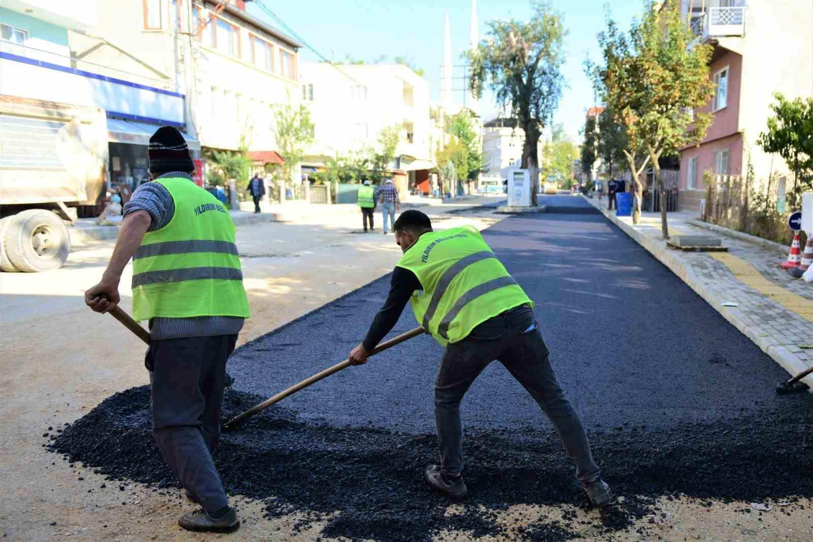 YILDIRIM BELEDİYESİ, BİR TARAFTAN BURSA’NIN EN BÜYÜK KENTSEL DÖNÜŞÜM HAMLESİNİ GERÇEKLEŞTİRİRKEN; BİR TARAFTAN DA YENİ İMAR YOLLARI, ASFALT, KALDIRIM, PARKE VE BORDÜR ÇALIŞMALARIYLA İLÇEDEKİ ULAŞIMI DAHA KONFORLU VE GÜVENLİ HALE GETİRİYOR.