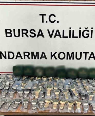 BURSA'NIN İNEGÖL İLÇESİNDE JANDARMA EKİPLERİNCE DÜZENLENEN OPERASYONDA PİYASA DEĞERİ YAKLAŞIK 50 BİN DOLAR OLAN 150 ADET GÜMRÜK KAÇAĞI ROLEX MARKA SAAT ELE GEÇİRİLDİ.