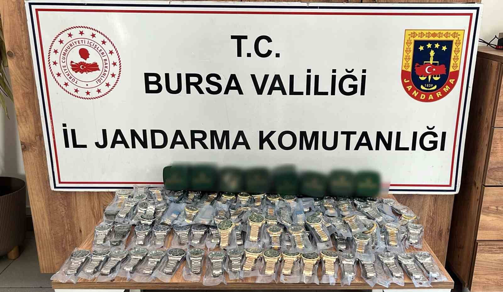 BURSA'NIN İNEGÖL İLÇESİNDE JANDARMA EKİPLERİNCE DÜZENLENEN OPERASYONDA PİYASA DEĞERİ YAKLAŞIK 50 BİN DOLAR OLAN 150 ADET GÜMRÜK KAÇAĞI ROLEX MARKA SAAT ELE GEÇİRİLDİ.