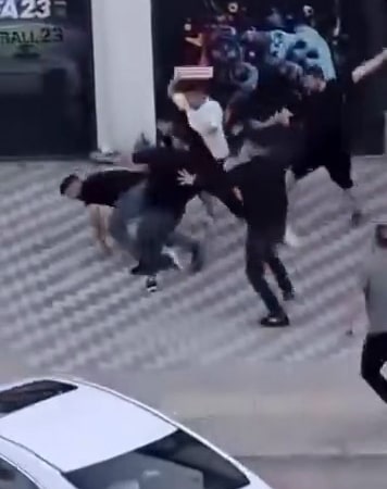 İNEGÖL İLÇESİNDE İKİ GRUP ARASINDA ÇIKAN KAVGA, CEP TELEFONU KAMERASINA YANSIDI.