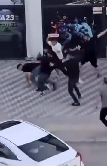 İNEGÖL İLÇESİNDE İKİ GRUP ARASINDA ÇIKAN KAVGA, CEP TELEFONU KAMERASINA YANSIDI.
