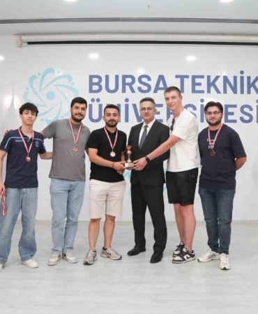 BURSA TEKNİK ÜNİVERSİTESİNDE (BTÜ) GELENEKSEL HALE GELEN "12. REKTÖRLÜK VE GENÇLİK KUPASI SPOR TURNUVALARI" TAMAMLANDI. ÖĞRENCİ VE PERSONELİN YOĞUN İLGİ GÖSTERDİĞİ ORGANİZASYONDA, 6 FARKLI BRANŞTA MÜCADELE EDEN ÖĞRENCİ VE PERSONEL TAKIMLARININ BAŞARILI SPORCULARI ÖDÜLLERİNE KAVUŞTU.