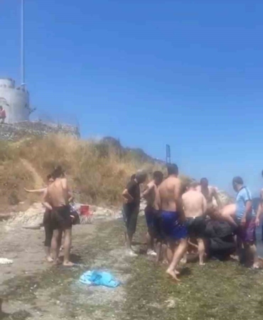 BURSA'NIN MUDANYA İLÇESİ ALTINKUM SAHİLİ'NDE ARKADAŞIYLA BİRLİKTE DENİZE GİREN S.Ç. (60), BİR SÜRE SONRA FENALAŞTI. HASTANEYE KALDIRILAN S.Ç., TÜM MÜDAHALELERE RAĞMEN KURTULAMADI.