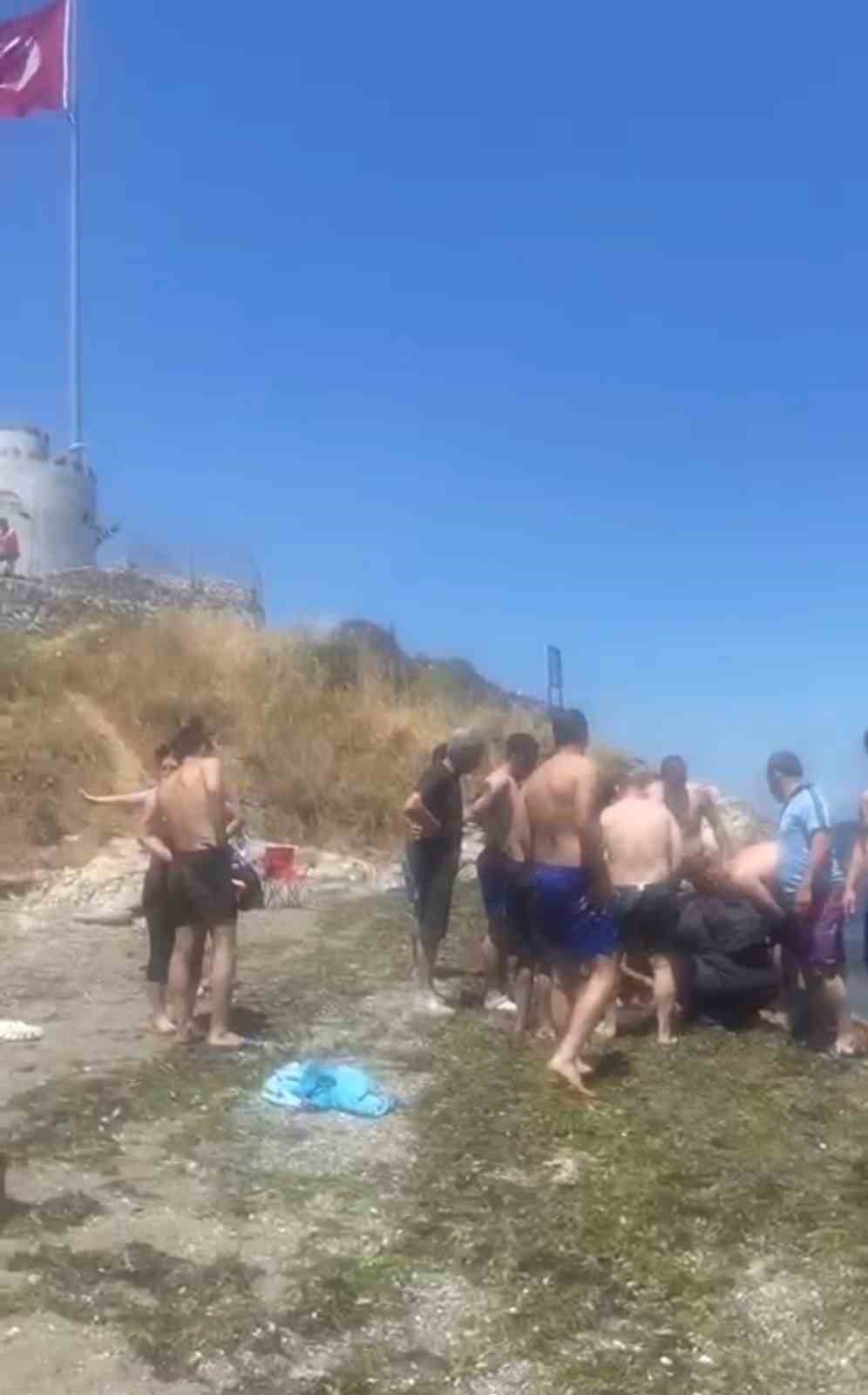 BURSA'NIN MUDANYA İLÇESİ ALTINKUM SAHİLİ'NDE ARKADAŞIYLA BİRLİKTE DENİZE GİREN S.Ç. (60), BİR SÜRE SONRA FENALAŞTI. HASTANEYE KALDIRILAN S.Ç., TÜM MÜDAHALELERE RAĞMEN KURTULAMADI.
