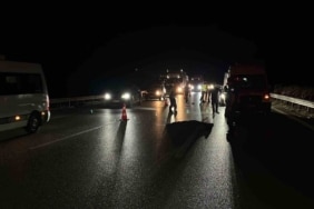 BURSA'DA İDDİAYA GÖRE OTOBANDA KARŞIDAN KARŞIYA GEÇMEYE ÇALIŞAN ŞAHSA, SEYİR HALİNDEKİ TIR ÇARPTI. YAŞANAN KAZADA ŞAHIS OLAY YERİNDE HAYATINI KAYBETTİ.
